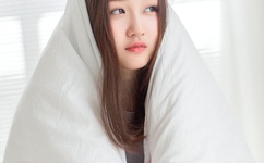 女子上衣被褪至胸口袒露